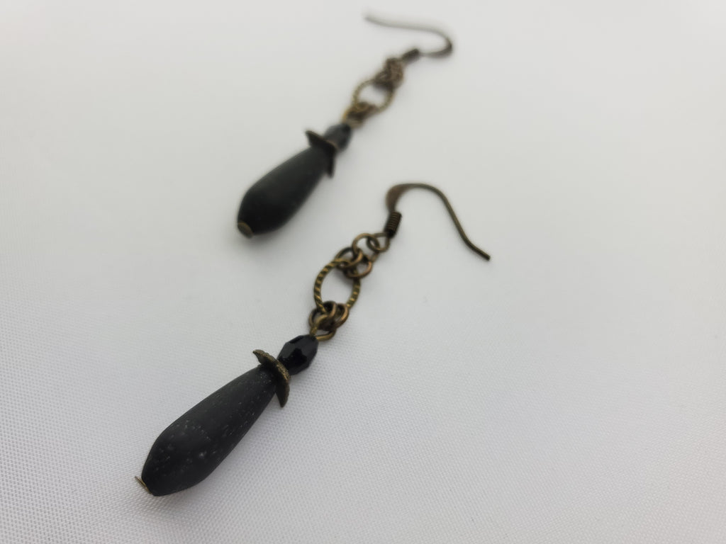 Eilandje Earrings in Jet + Brass